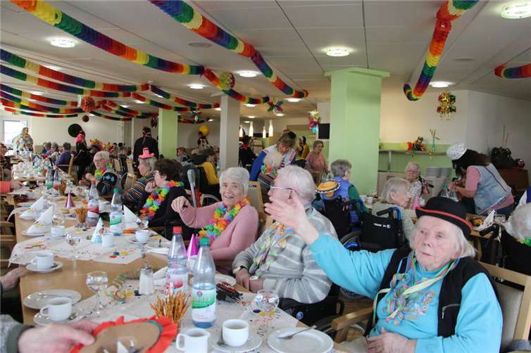 Ausgelassen wurde im Marienhaus Seniorenzentrum Josef-Ecker-Stift Karneval gefeiert.  Foto: Leoni Reis
