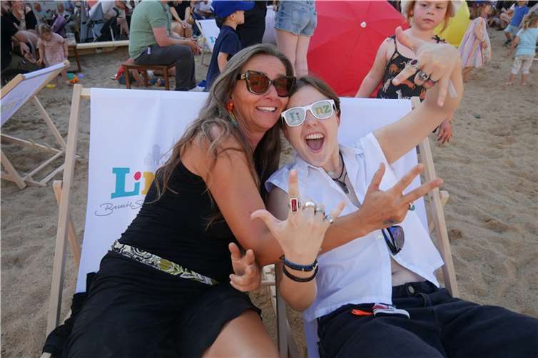 Ausgelassene Begeisterung von den neuen Liegestühlen am Strünzer Strand bei Chris und Frida (v.l.)