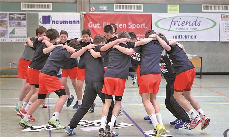 Ausgelassene Freude herrschte bei den Jungs des C1-Jugend des TSB nach einem wahren Handballkrimi und der gewonnenen Rheinlandmeisterschaft.privat