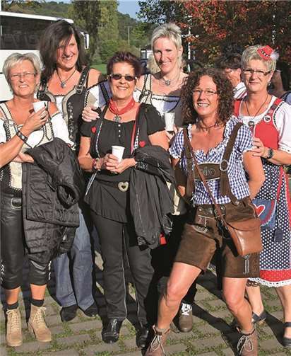 Ausgelassene Möhnen in ihrem urbayrischen Outfit.