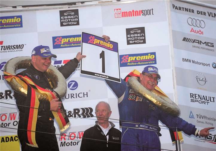 Ausgelassene Siegerehrung der neuen VLN Meister (v.l.): Michael Flehmer und Rolf Derscheid.BURG
