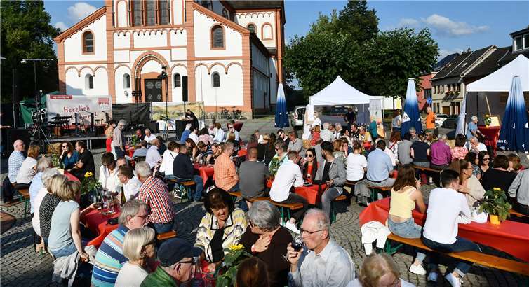 Ausgelassene Stimmung am Fuße der Pfarrkirche Sankt Peter bei einer außergewöhnlichen Auflage des Sinziger Weinsommers bedingt durch die Corona-Pandemie. Foto: RASCH