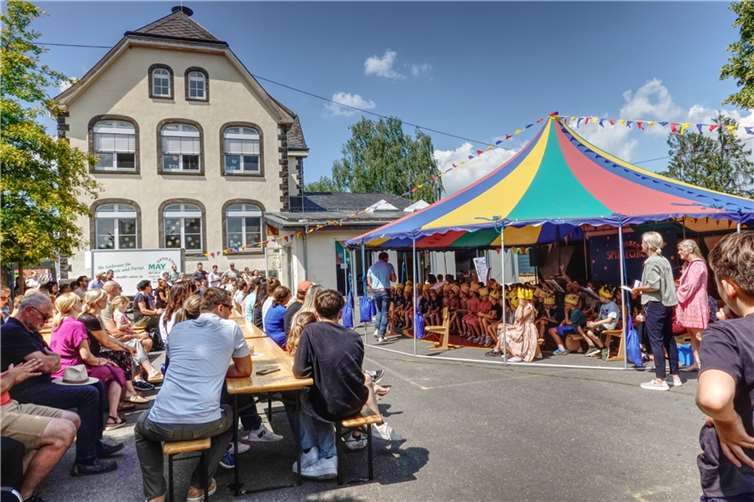 Ausgelassene Stimmung auf dem Schulfest in Thür.  Foto: Fritz Hanke