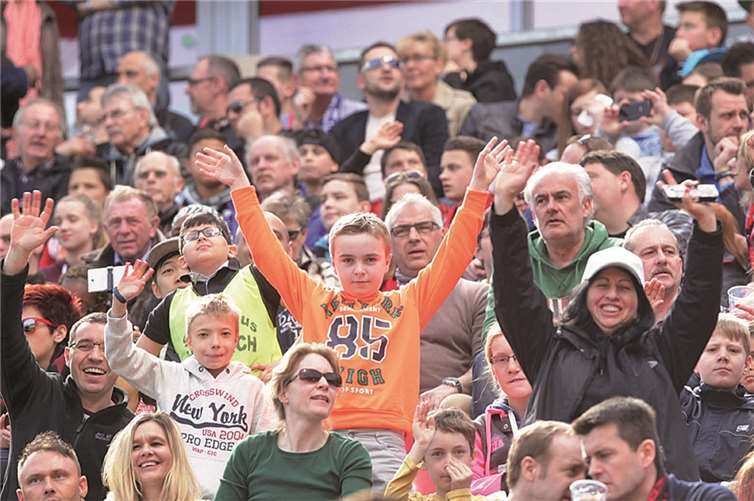 Ausgelassene Stimmung auf den Rängen - so fühlt sich Bundesliga an. privat