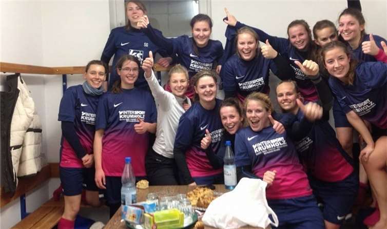 Ausgelassene Stimmung bei den Urbarer Frauen nach dem gewonnenen Spiel gegen Bad Neuenahr II. privat