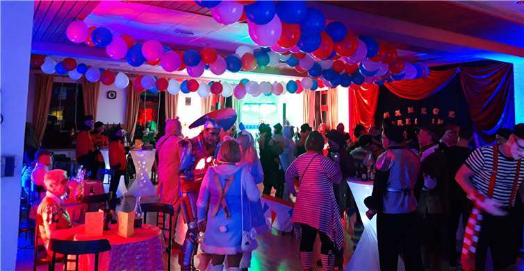 „Ausgelassene Stimmung beim Masken- und Kostümball der Katteneser Möhnen“.