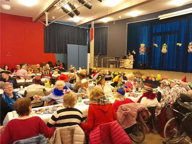 Ausgelassene Stimmung beim Seniorenkarneval.  Foto: Elke Penner