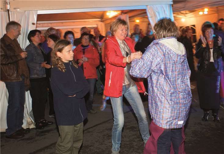 Ausgelassene Stimmung beim Wald- und Kinderfest mit den Möhnen. -WT-