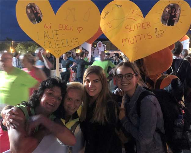 Ausgelassene Stimmung beim Zieleinlauf: - Sonja Nannen und Peggy Stüber mit ihren Fans Dunja und Verena (v.l.).Foto: privat