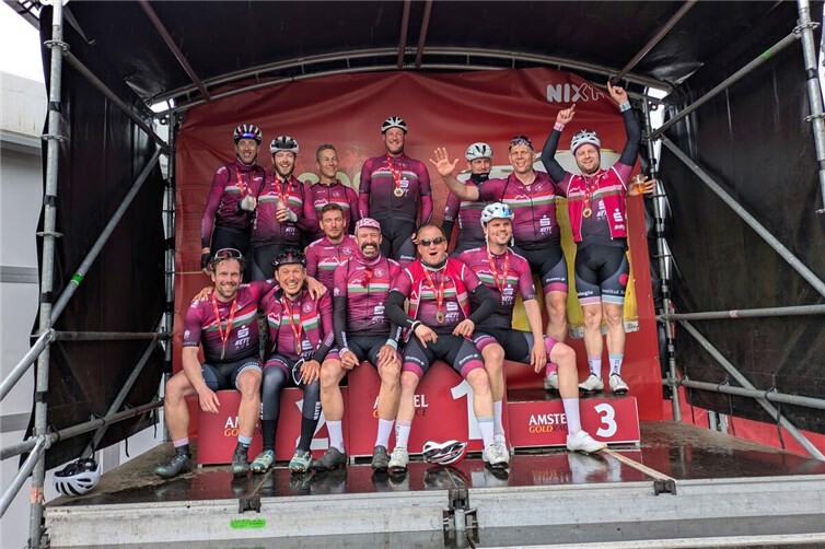 Ausgelassene Stimmung der Mayener Radsportler im Ziel des „Amstel Gold Race“ in Valkenburg