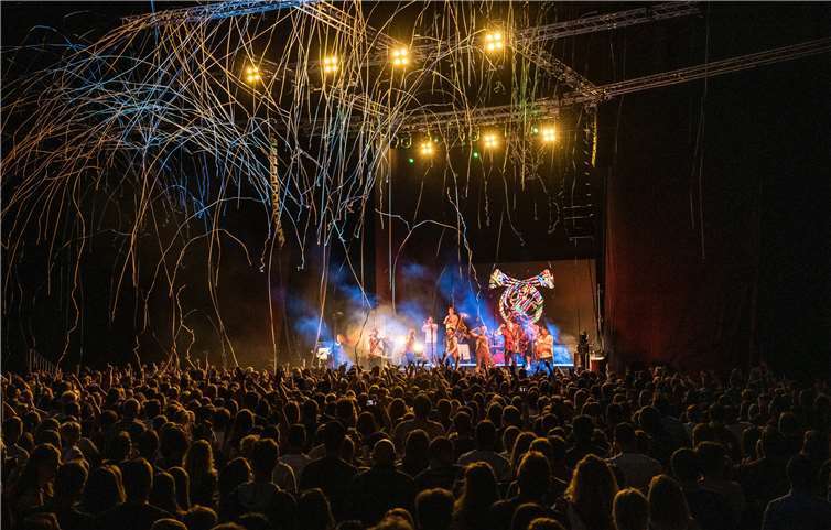 Ausgelassene Stimmung direkt neben der Grand-Prix-Strecke. Die ring°arena bot dem Querbeat-Konzet einen besonderen Rahmen.Copyright: Christian Hahn