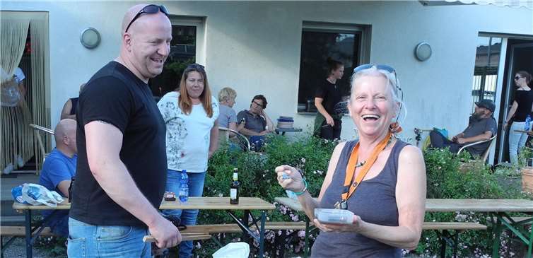 Ausgelassene Stimmung herrschte an diesem Abend bei den Gassigängern und Tierheimmitarbeitern. Foto: privat