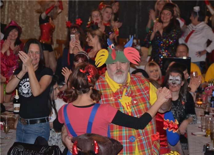 Ausgelassene Stimmung herrschte bei den närrischen Besuchern.