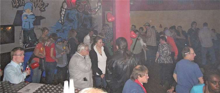 Ausgelassene Stimmung herrschte bei der Singleparty der Schatzkiste Neuwied und des Herz-Jesu-Hauses Kühr. privat