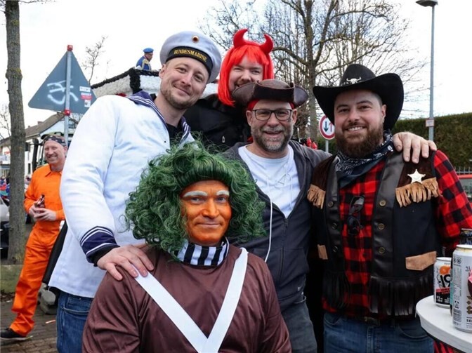 Ausgelassene Stimmung herrschte beim Karnevalszug in Adendorf. Foto: CEW