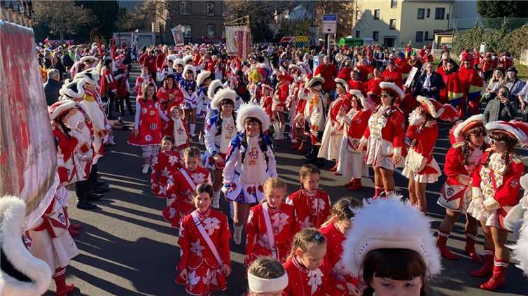 Ausgelassene Stimmung herrschte vor, während und auch noch nach der Kappenfahrt am Karnevalsdienstag.