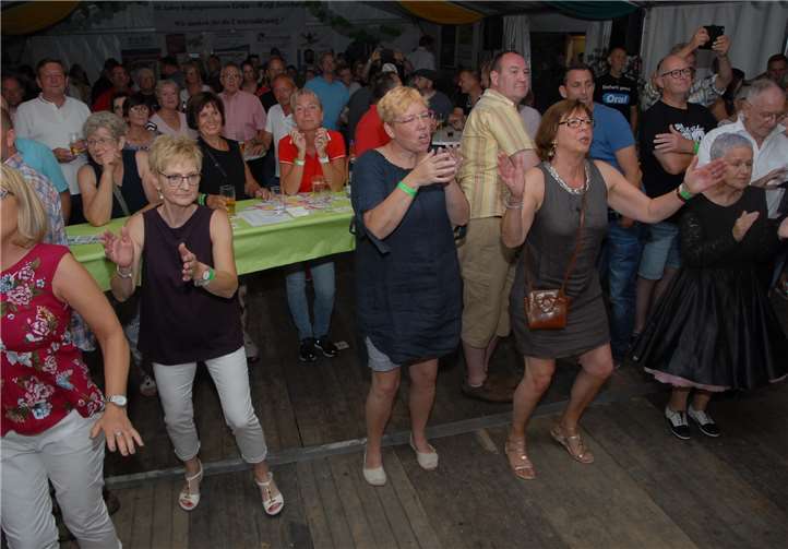 Ausgelassene Stimmung im Festzelt. An diesen 50. Geburtstag der Isenburger Kegler werden sich die Gratulanten sicher noch lange erinnern.