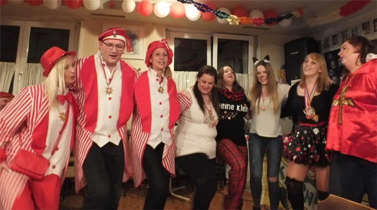 Ausgelassene Stimmung ist beim Hausball garantiert. privat