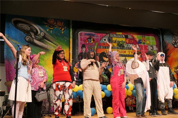 Ausgelassene Stimmung, kreative Beiträge und ein großartiges Gemeinschaftsgefühl prägten die diesjährige Karnevalsfeier an der Gesamtschule Rheinbach. Foto: privat