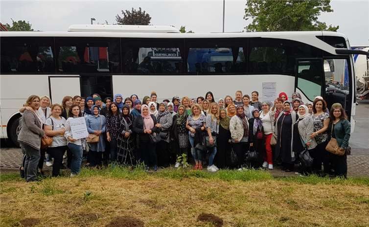 Ausgelassene Stimmung und Vorfreude beim ersten Ausflug des Türkischen Frauenbund Bendorf e.V. in den niederländischen Keukenhof. privat
