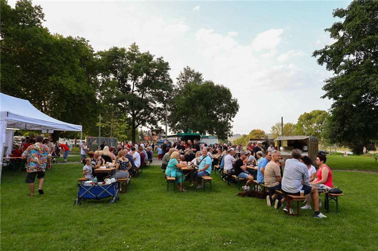 Sommerfest der Rheinfreunde lockt Besucher mit Flammkuchen und Feuerzauber Ausgelassene Stimmung und neue Leckereien beim Sommerfest in Neuendorf. Foto: KG Rheinfreunde 1845 e.V./Laura Nova Müller