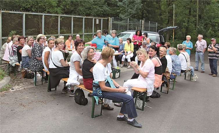 Ausgelassene, gut gelaunte Möhnen stärken sich für den weiteren Weg zum Weinfest nach Winningen.privat