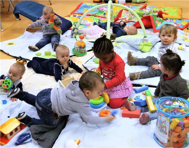 Ausgelassene und fröhliche Kinder auf der großen Spielfläche. Foto: Georg Schuch