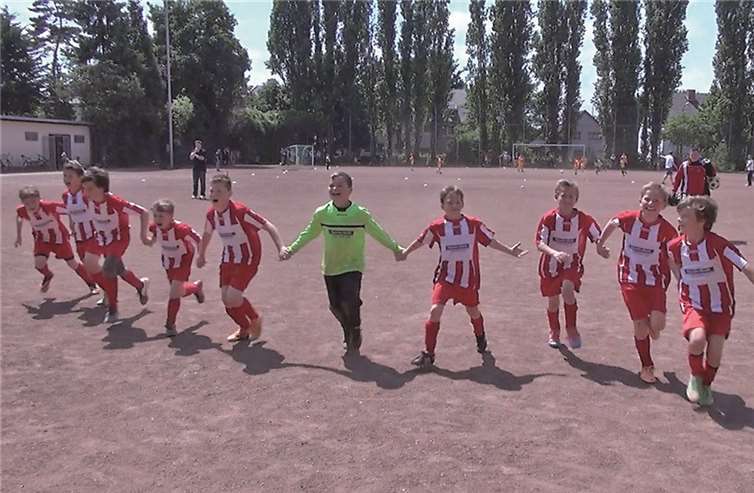 Ausgelassener Jubel bei den Akteuren nach Spielende. privat