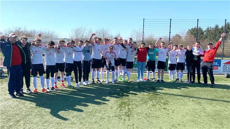 Ausgelassener Jubel bei den C-Junioren. Quelle: SV Rot-Weiß Merl