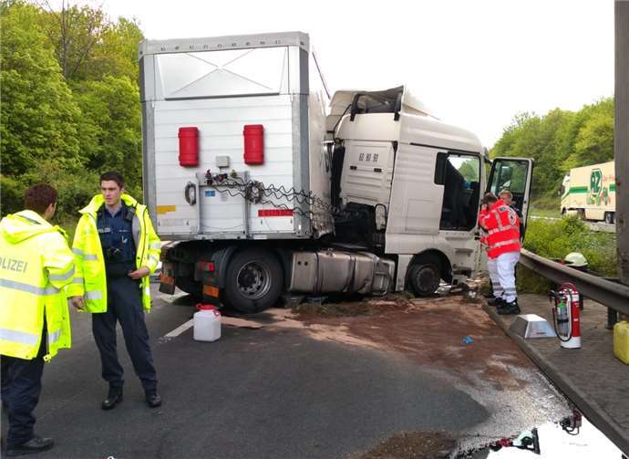 Ausgelaufener Dieselkraftstoff musste gebunden werden.