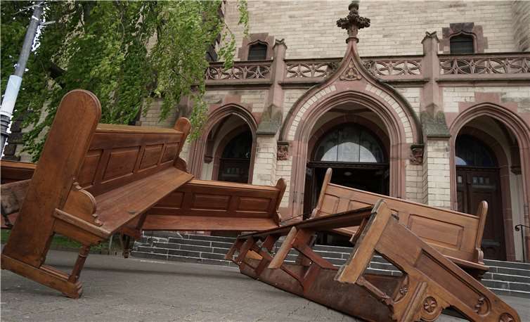 Ausgeräumte Kirchenbänke: Leere schafft Raum für Neues und Aufregendes. privat