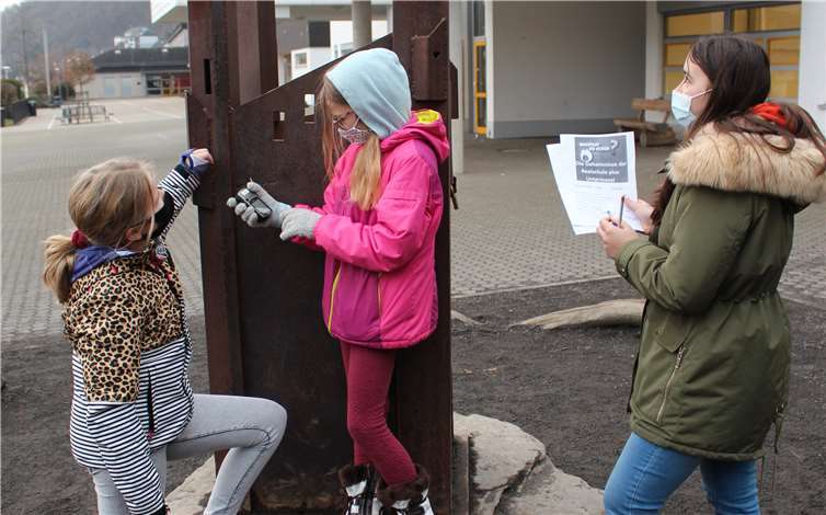 Ausgerüstet mit GPS- Gerät und Fragebogen, nehmen die Schüler ganz neue Seiten eigentlich bekannter Plätze wahr.Quelle: Realschule plus und FOS Untermosel