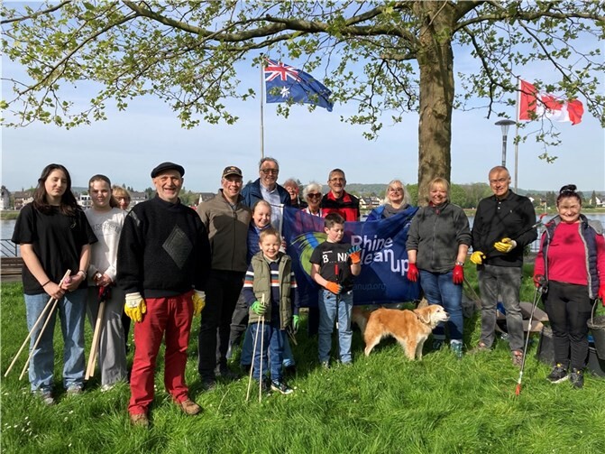 Ausgerüstet mit Greifzangen, Handschuhen, Müllsäcken und Eimern, waren die großen und kleinen Helferinnen und Helfer entlang des Rheins in Linz unterwegs.  Foto: Dennis Swirsky