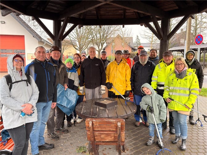 Ausgerüstet mit Greifzangen, Handschuhen und Mülltüten von der Stadt Rheinbach und einem Sammelcontainer im Hintergrund ging es aufgeteilt in drei Gruppen in wetterfester Kleidung an die Arbeit.Foto: privat