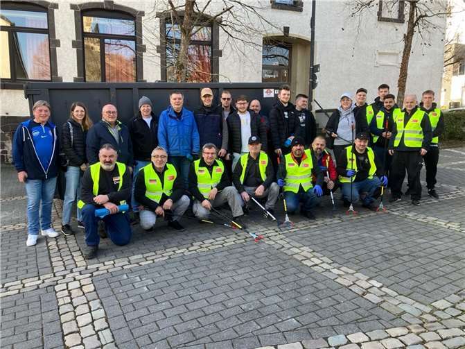 Ausgerüstet mit Handschuhen, Greifern und Müllsäcken ging es sogleich ans Werk und es konnte gemeinschaftlich wieder reichlich Müll aus der Umwelt entfernt werden. Quelle: CDU Weißenthurm