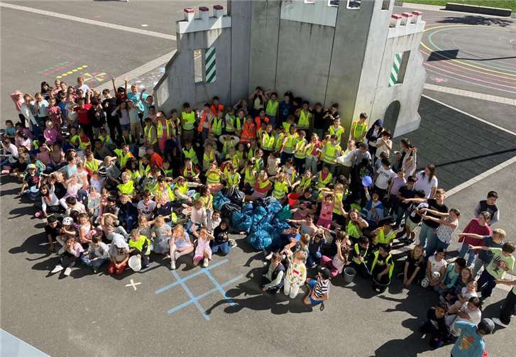 Ausgerüstet mit Handschuhen, Müllsäcken und jeder Menge Motivation sammelten die Kinder Abfall auf dem Schulgelände, an nahegelegenen Spielplätzen und entlang des Spazierwegs am Bahndamm.  Foto: Mechthild Meier