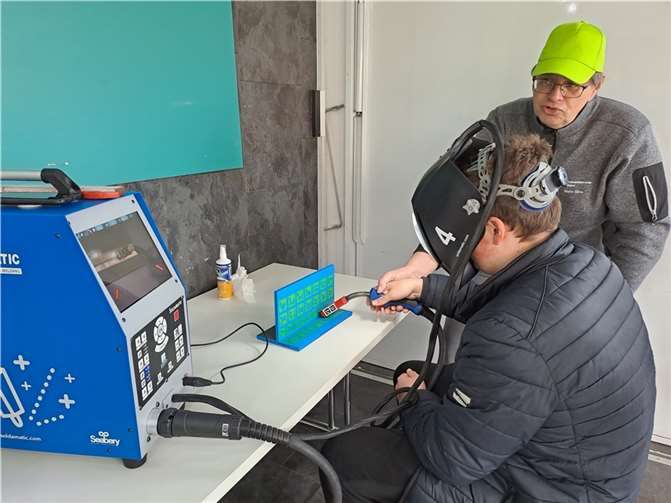 Ausgerüstet mit Helm und AR-Brille Einen Schüler lernt am Schweißsimulator mithilfe von KI Arbeitsschritte für Metallberufe. Fotos: Agentur für Arbeit Montabaur