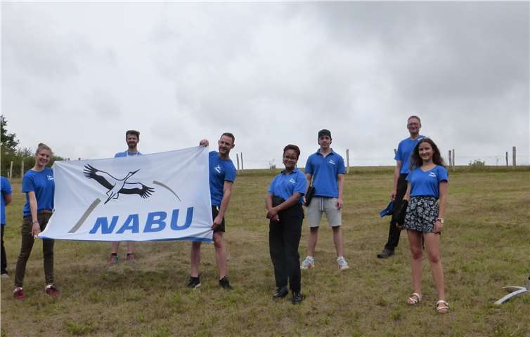 Ausgerüstet mit Informationsmaterial und Argumenten für den Naturschutz wird in den kommenden Wochen in der Verbandsgemeinde Wallmerod ein Team von Studenten im Auftrag des Naturschutzbundes (Nabu) unterwegs sein.Foto: Nabu