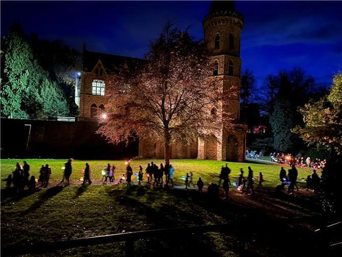 Ausgerüstet mit Laternen, die in der Kita kreiert worden waren, zogen die Familien um 18 Uhr durch den Schlosspark Sinzig, der im Licht der abendlichen Beleuchtung erstrahlte. Quelle: Kita Storchennest
