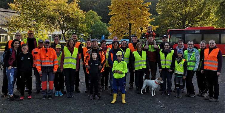 Ausgerüstet mit Müllsäcken, Greifern, Handschuhen und Warnwesten starteten die eingeteilten Gruppen um 9 Uhr am Wiedtalbad.Fotos: privat