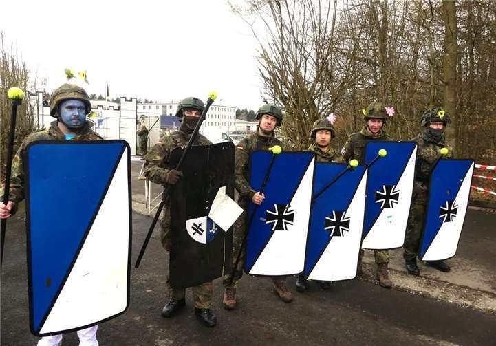 Ausgerüstet mit Schild und kleinem Krisenstab erwarten die Verteidiger den närrischen Angriff der Mayener Jecken.