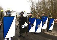 Ausgerüstet mit Schild und kleinem Krisenstab erwarten die Verteidiger den närri...