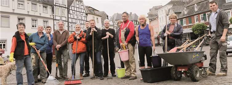 Ausgerüstet mit Werkzeugen und Arbeitsgeräten packten die Freiwilligen kräftig mit an.  privat