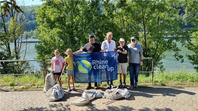 Ausgerüstet mit den neuesten Müllzangen aus dem Starter-Paket der „RhineCleanUp“-Organisatoren machten sich die Sammler entlang des Rheinufers auf den Weg. Foto: Wolfgang von Keitz