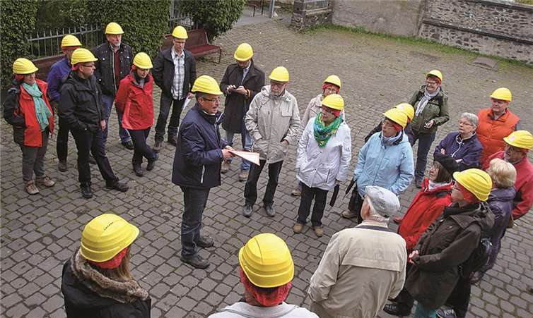 Ausgerüstet mit einem Helm ging es unter Tage in die Basaltkeller.