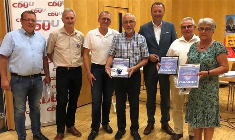 Ausgeschiedene Vorstandsmitglieder mit neuem Ersten und Zweiten Vorsitzenden, v.l. Jörg Hilden, Klaus Schwenkmezger, Dirk Schneider, Heinz Josef Wolf, Josef Oster MdB, Rolf Rockenbach und Renate Mennicken – es fehlen Manfred Pfeiffer und Andre Grünewald.