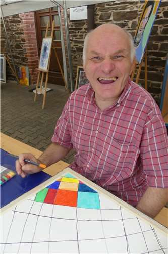 Ausgesprochen lustig ging es an den Malständen zu. Bewohner Jürgen zeigte es deutlich..Fotos: TE