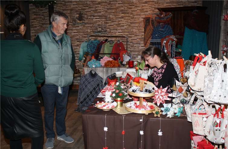 Ausgesprochen weihnachtlich ging esüberwiegend an den Marktständen im Anwesen zu.