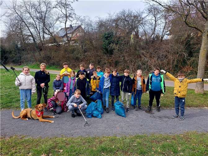 Ausgestattet mit Handschuhen und Greifzangen ging es dem Müll an den Kragen.  Foto: GS Polch
