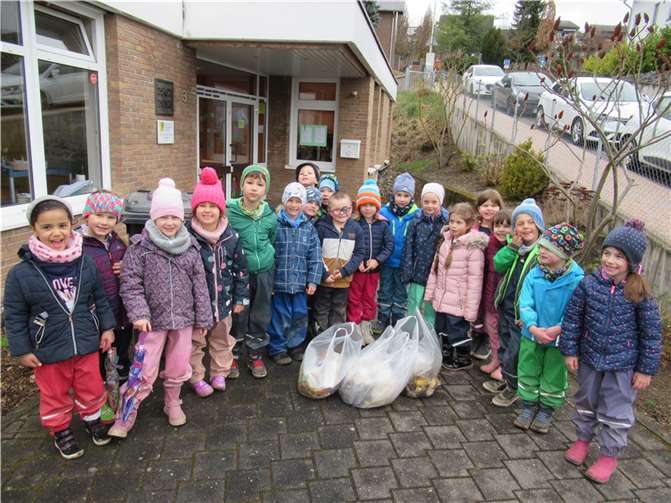 Ausgestattet mit Handschuhen und Mülltüten sammelten die Kinder mit großes Spaß drei große Müllbeutel voll Müll. Foto: privat